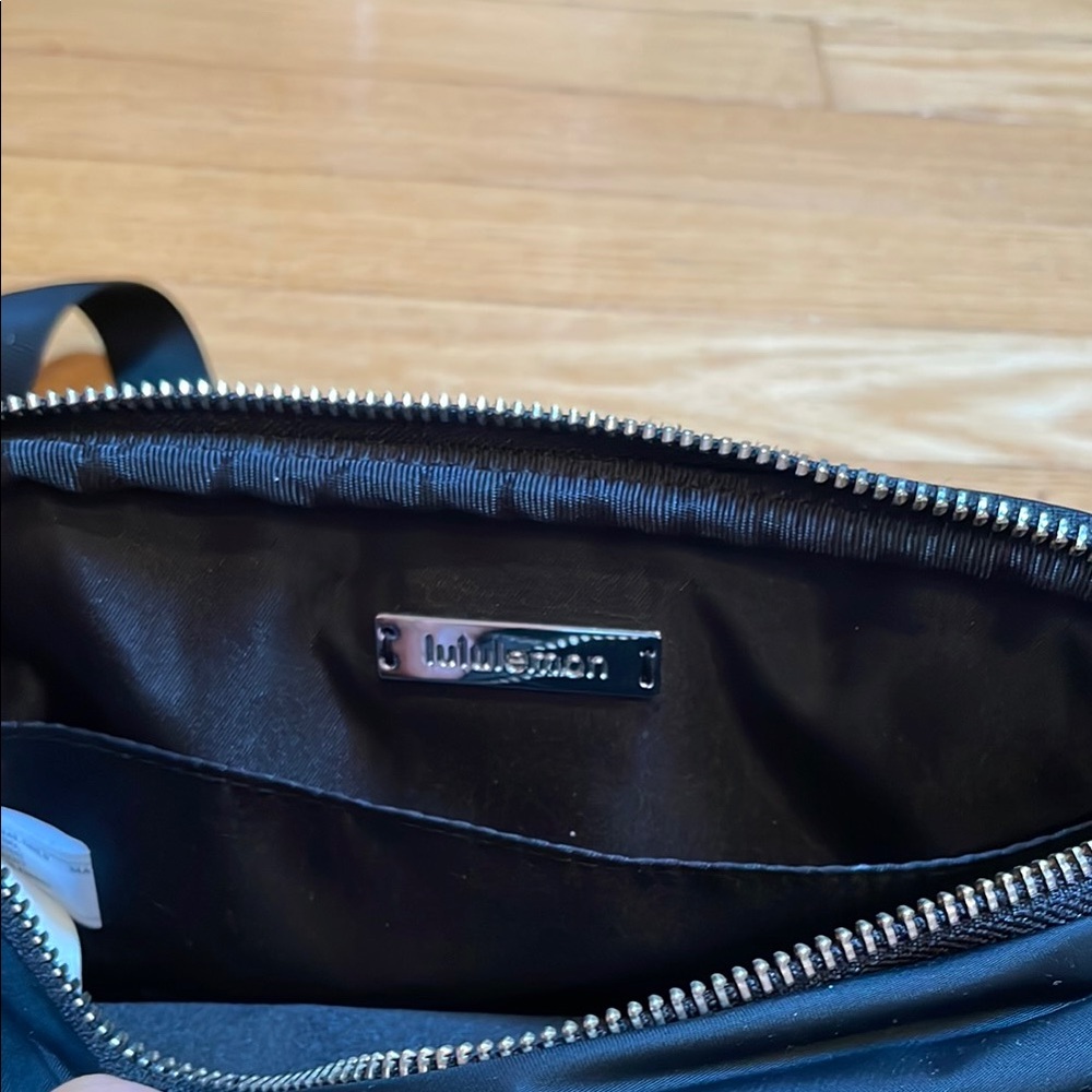 Lululemon Black Belt Bag with Adjustable Straps and Modern Design - Picture 8 of 9